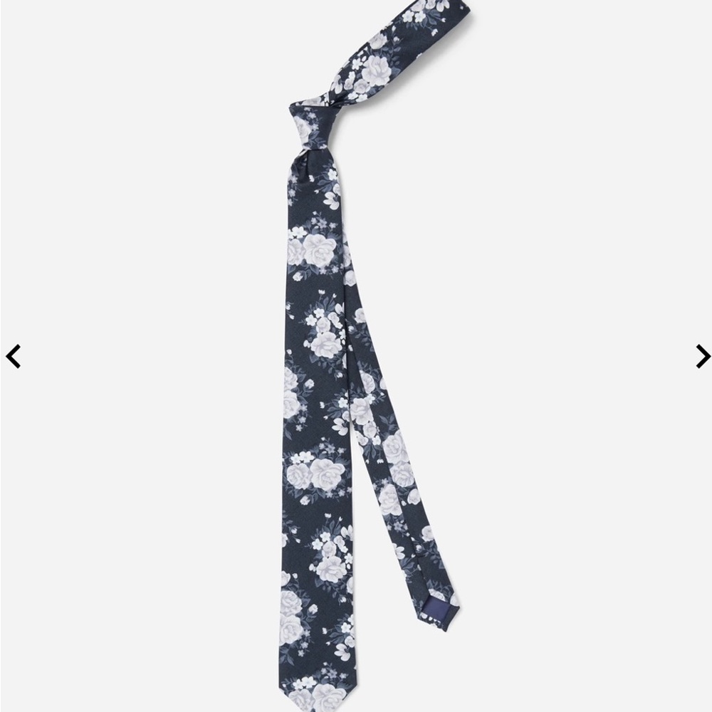 The Tie Bar 2.5” tie and pocket square. Hinterland Floral